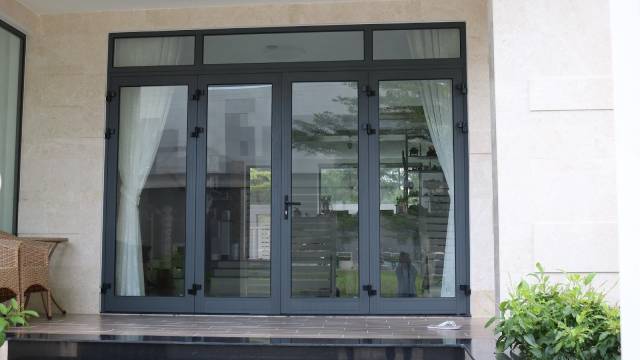 cửa nhôm xingfa màu xám  