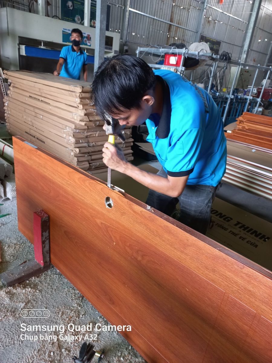 Đục lỗ cửa composite