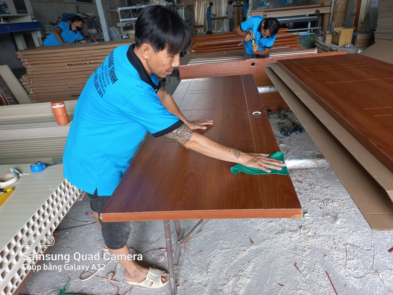Vệ sinh cửa composite