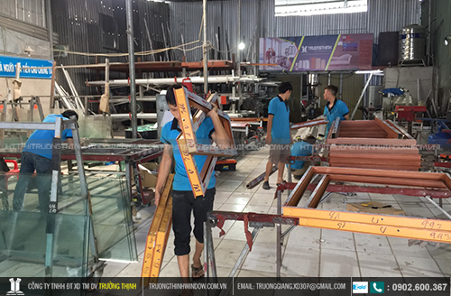 NHẬN LÀM CỬA NHÔM MÀU VÂN GỖ CHẤT LƯỢNG GIÁ RẺ TẠI Q1, Q2, Q3, Q4