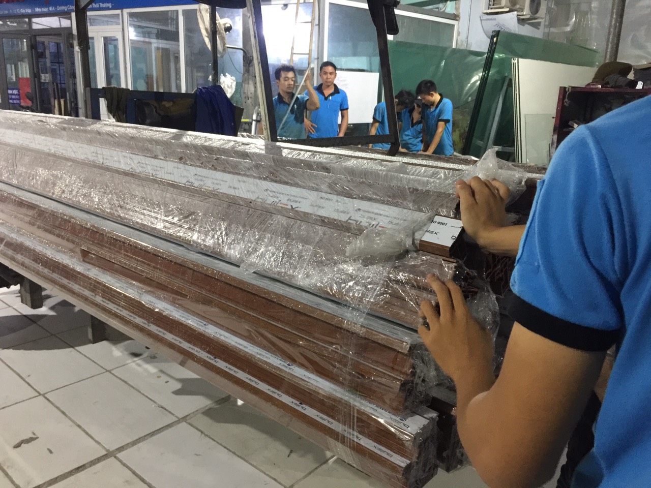 XƯỞNG CHUYÊN SẢN XUẤT CỬA NHÔM KÍNH ĐỦ MÀU CÀ PHÊ, GIÃ GỖ, TRẮNG SỨ
