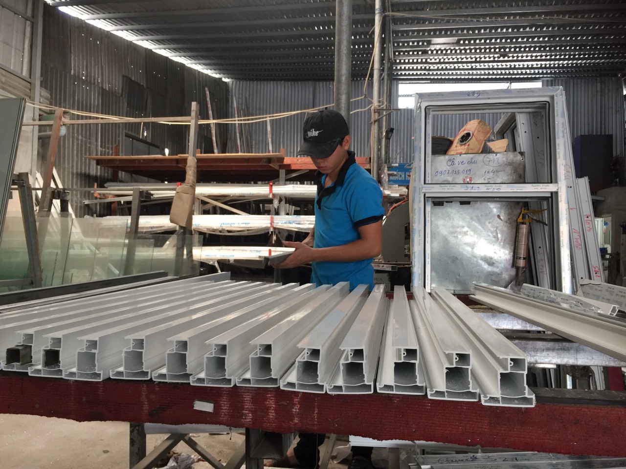XƯỞNG SẢN XUẤT CỬA NHỰA LÕI THÉP Q 12, HÓC MÔN GIÁ RẺ NHÂT